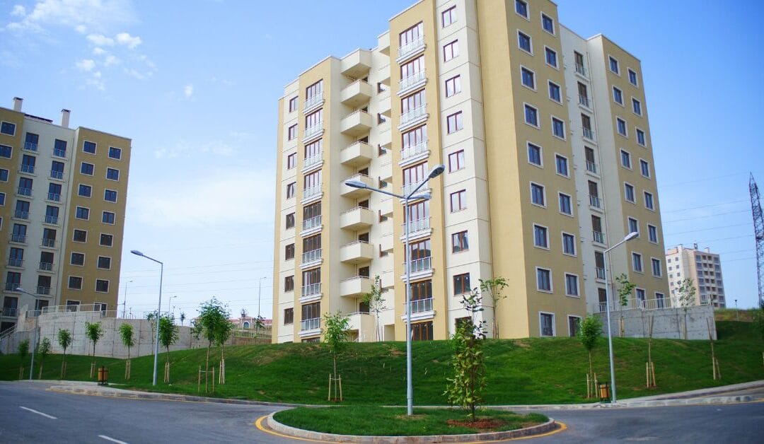 Primeiro prédio de apoio à habitação no Bairro da Carapalha