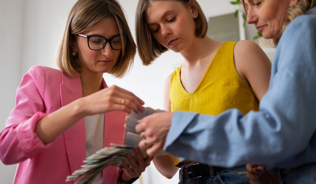 Mulheres dominam no trabalho, mas continuam atrás nos salários