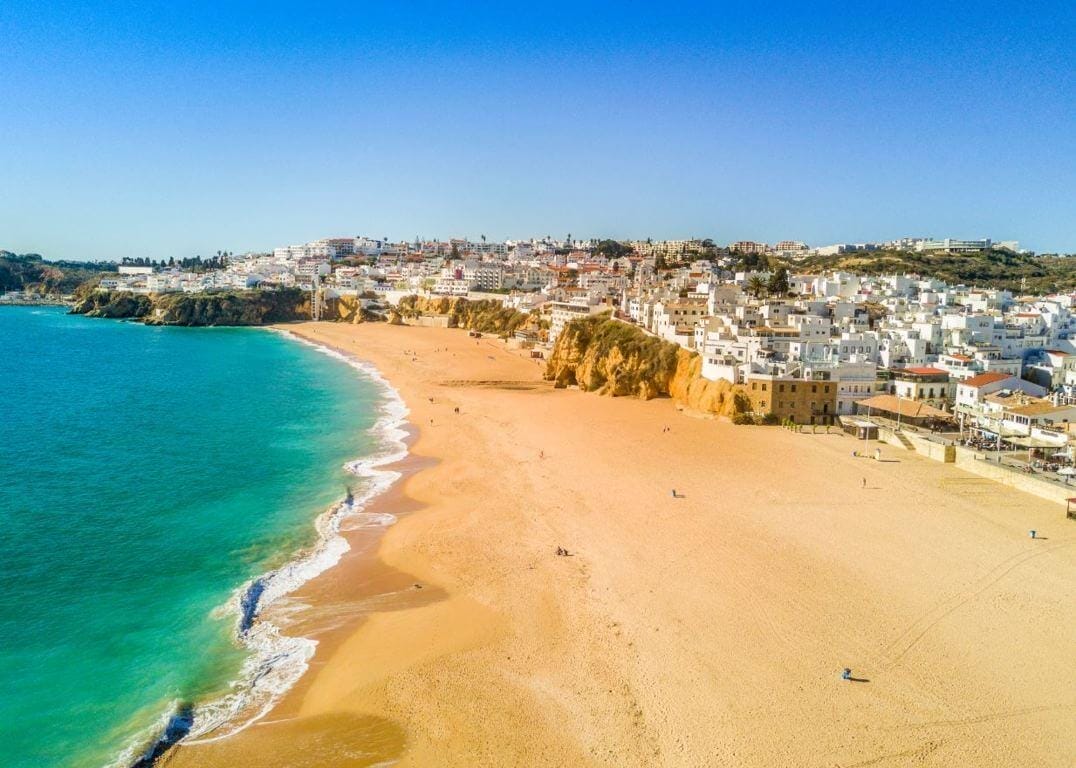 Praias urbanas de Albufeira interditadas a banhos após rotura em conduta de saneamento