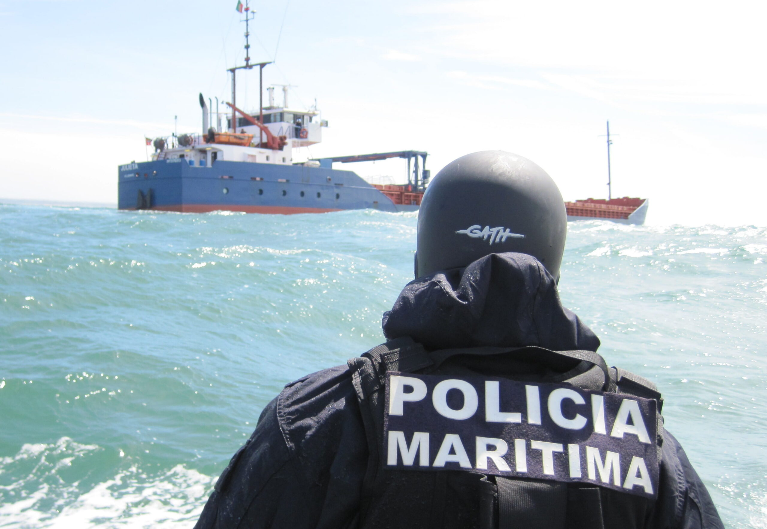 Cargueiro à deriva na Barra da Figueira da Foz, em risco de naufragar