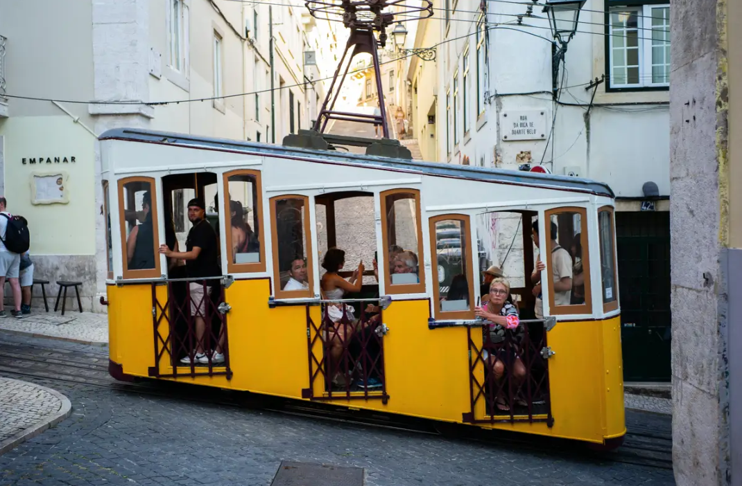 Elevadores de Santa Justa e Bica reabrem antes do verão em Lisboa