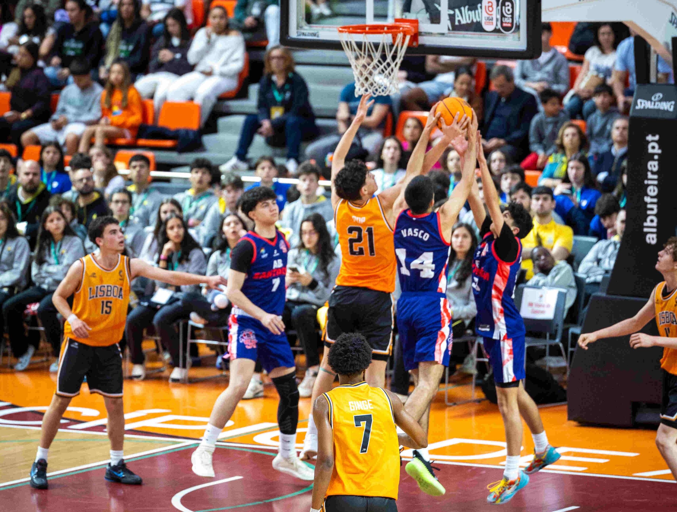 Basquetebol juvenil reúne multidão e domina Albufeira durante cinco dias