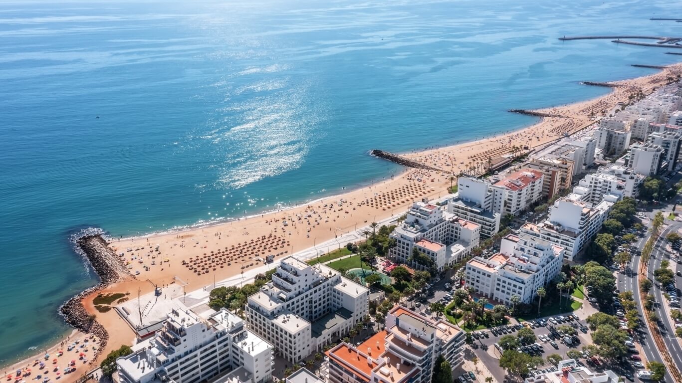 Reposição de areia nas praias de Loulé pode ficar concluída até meados de maio