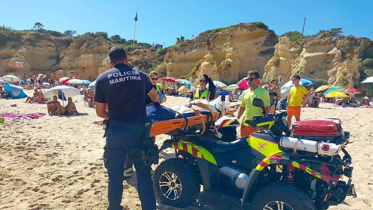 Turista francês morre enquanto tomava banho na praia de São Rafael, em Albufeira