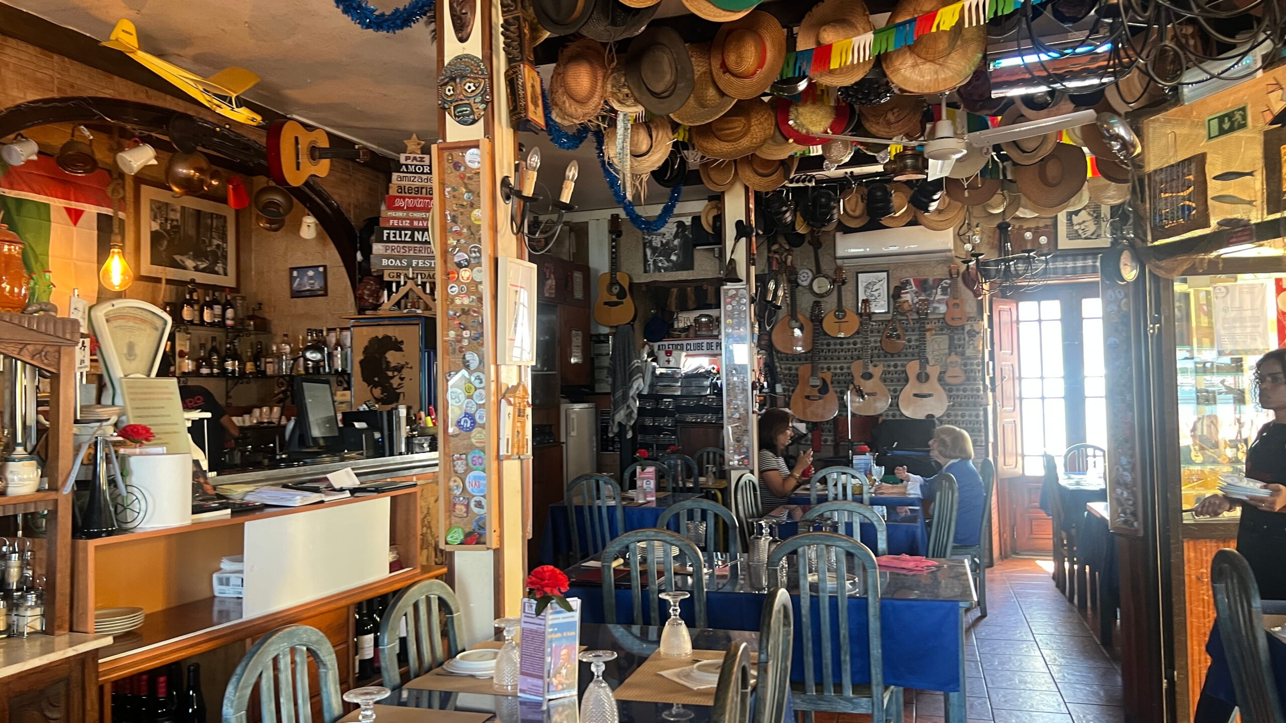 Um restaurante onde os chapéus contam histórias e a Baía do Seixal entra pela janela