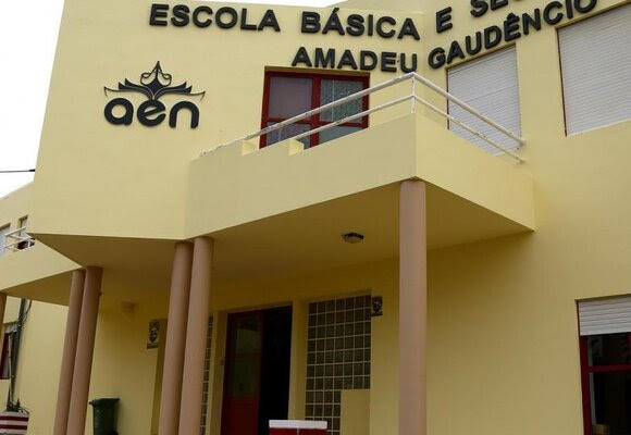 Câmara da Nazaré avança com projeto de 4,6 milhões para ampliar escola secundária