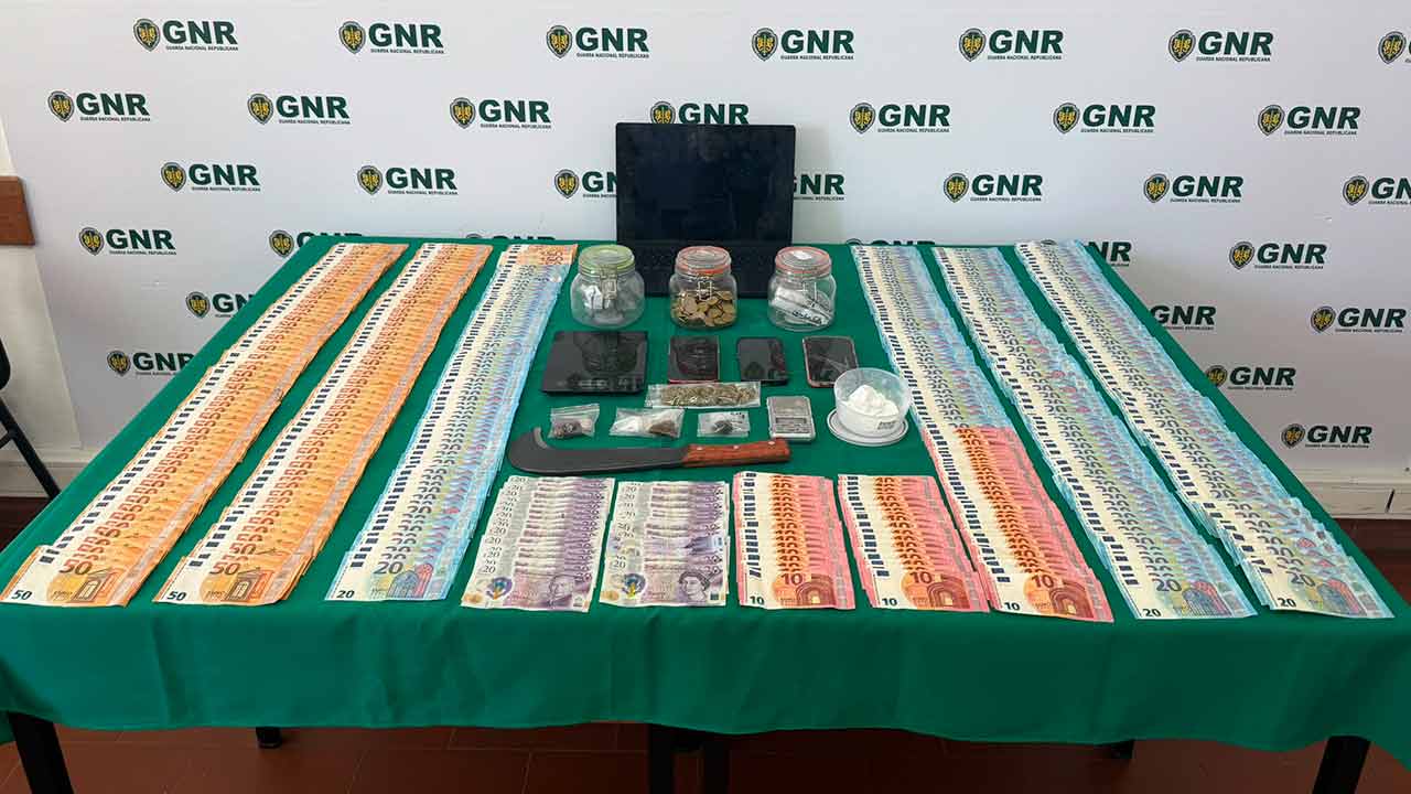 GNR detém dois suspeitos por tráfico de droga e apreende cocaína, dinheiro e viaturas em Albufeira