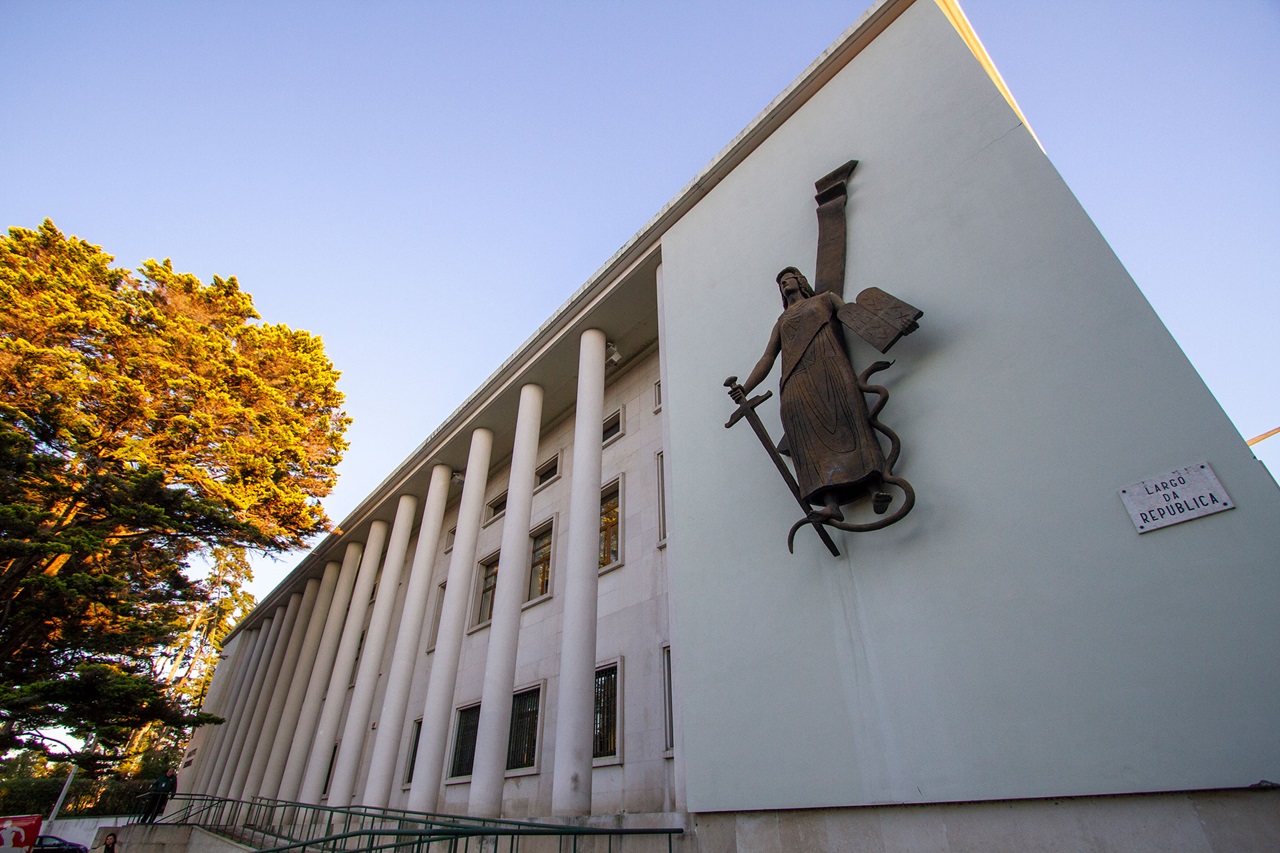 Tribunal de Leiria condena quatro residentes em Torres Vedras a penas até nove anos por furtos em cemitérios