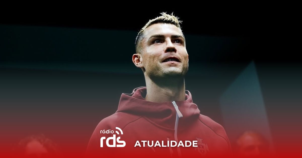 Cristiano Ronaldo e Jorge Jesus conversam à parte durante um treino da seleção nacional