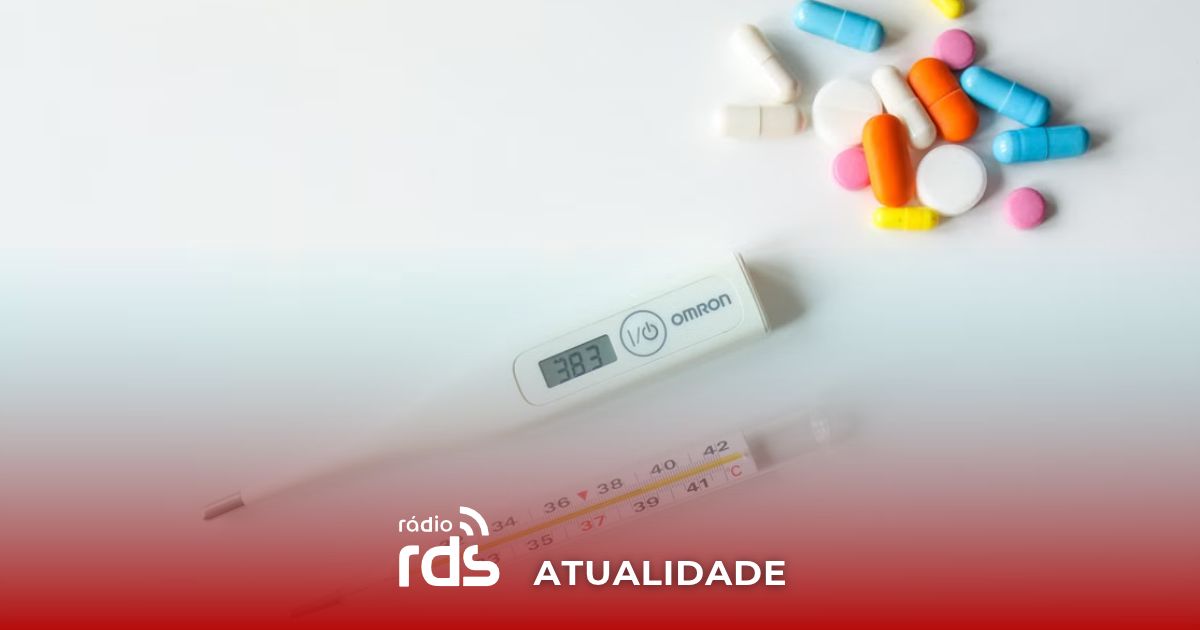 Farmacêutico a preparar uma vacina numa farmácia