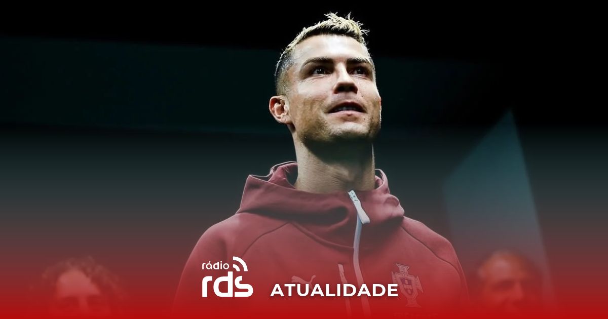 Cristiano Ronaldo, de equipamento da seleção nacional, de expressão séria junto ao relvado