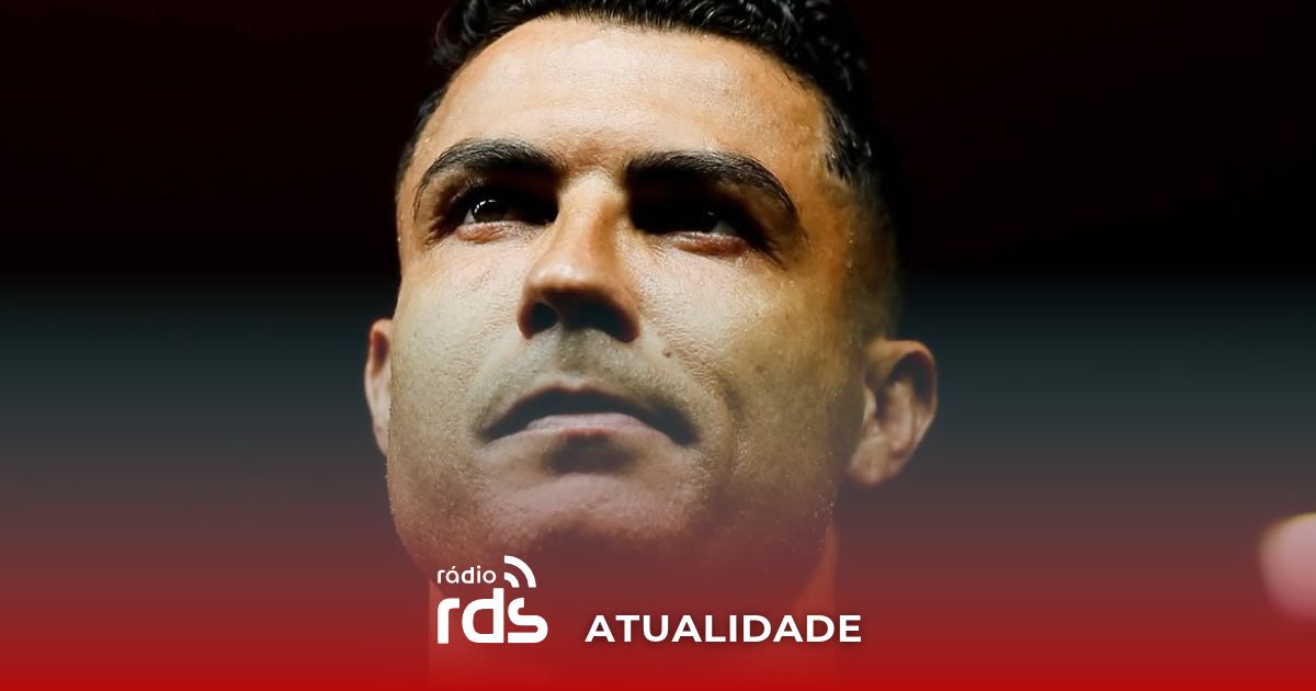 Cristiano Ronaldo, de fato de treino da seleção nacional, com expressão séria