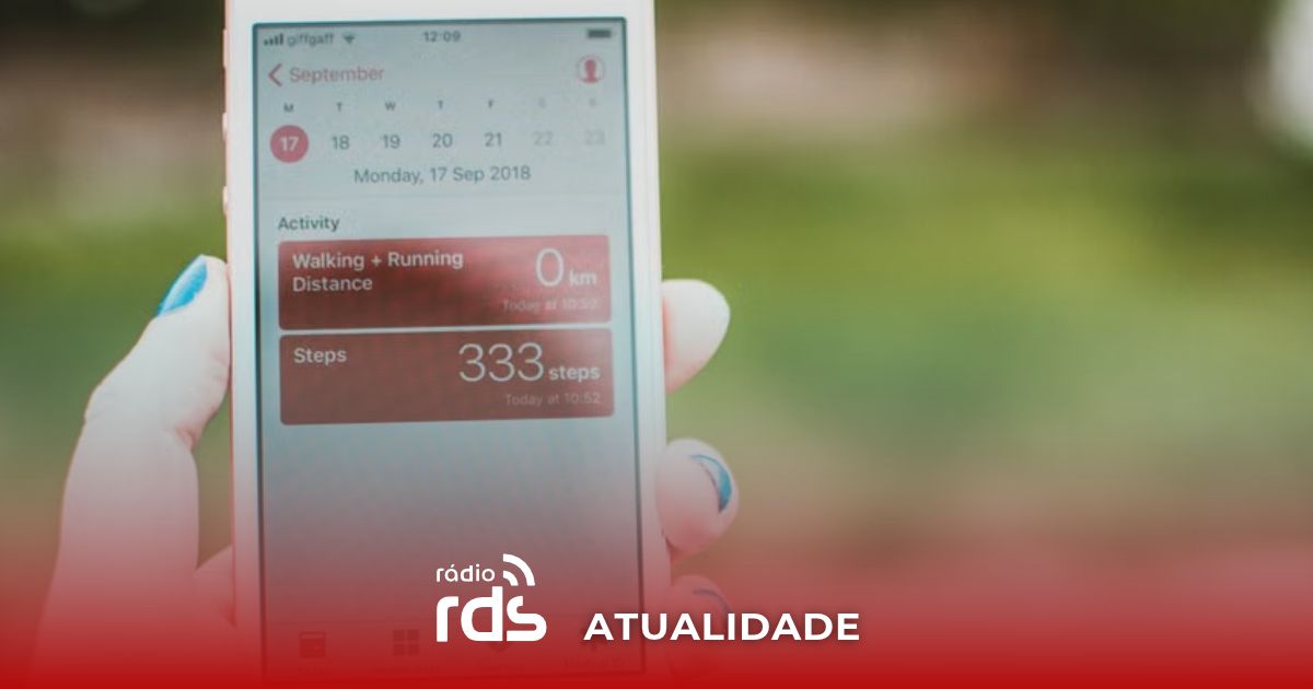 Utilizador a aceder a aplicação de saúde através do ecrã de um telemóvel.
