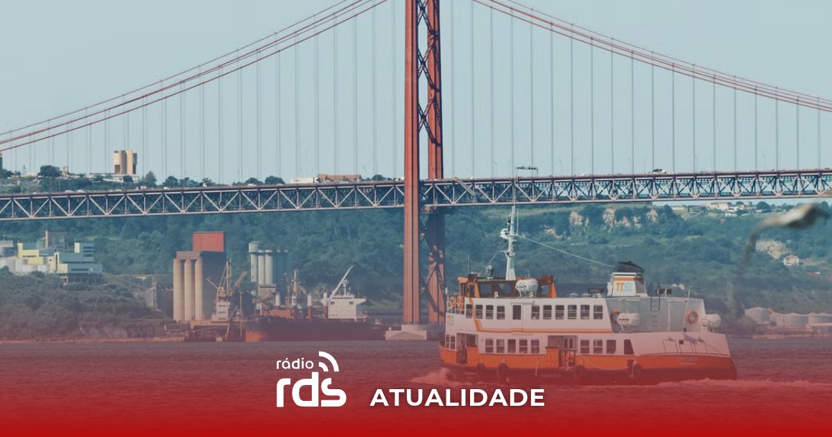 Navio fluvial de transporte de passageiros no estuário do Tejo.
