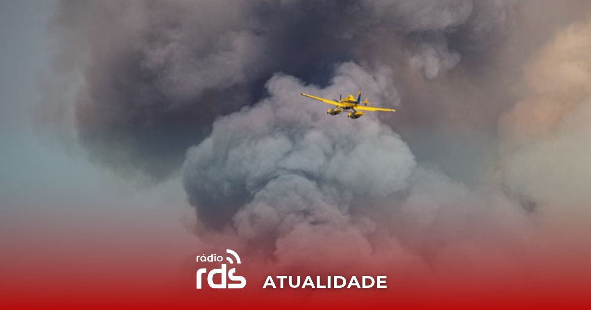avião amarelo voando através de fumaça densa