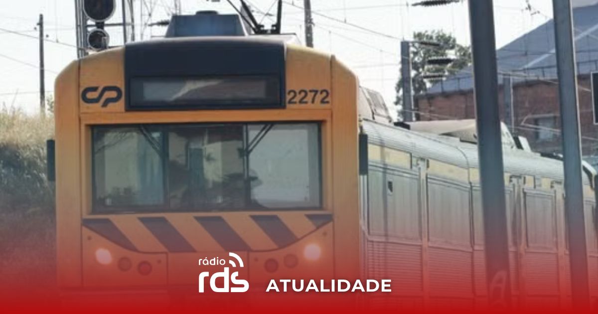 Comboio de passageiros em circulação numa via de caminho de ferro.
