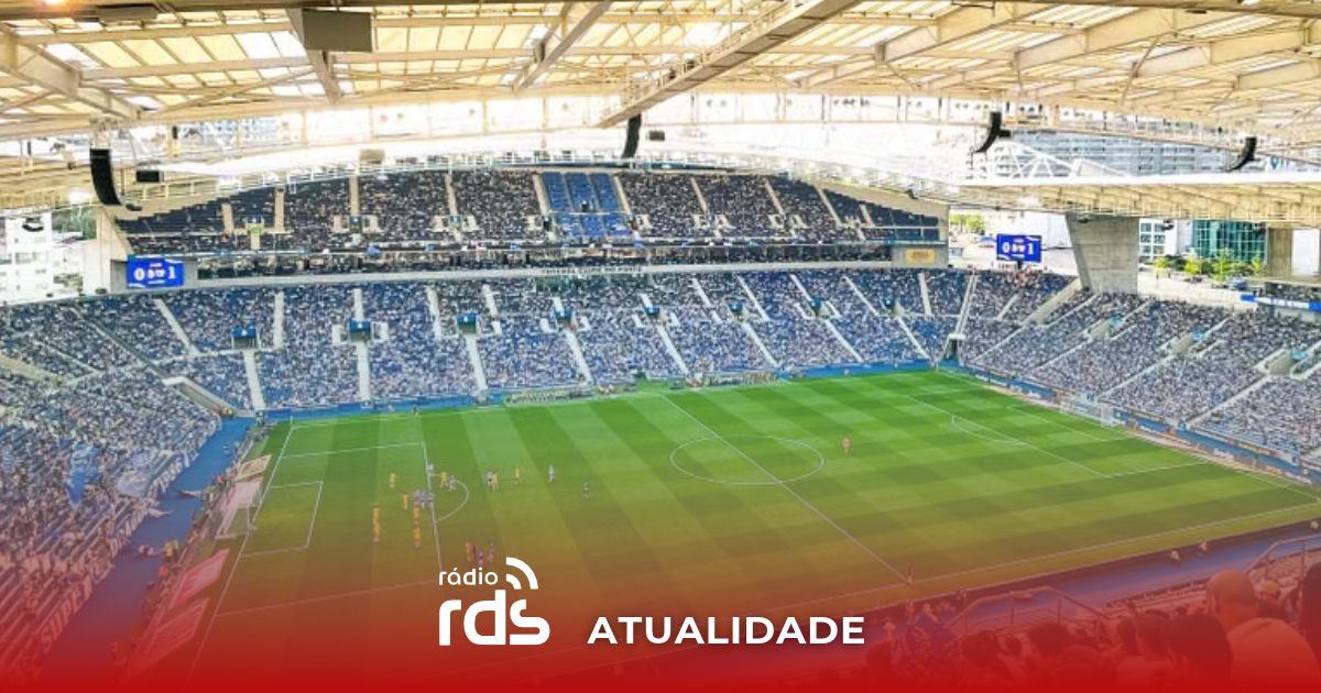 Vista panorâmica do relvado e das bancadas do Estádio do Dragão.