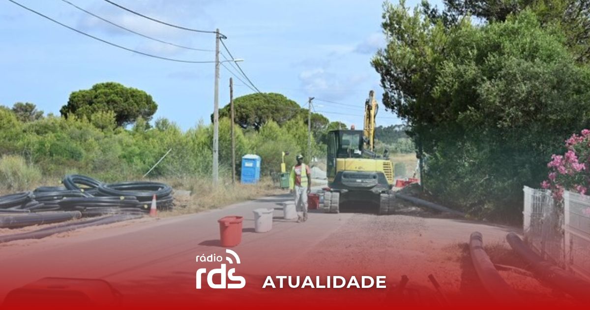 Arruamento e via rodoviária em zona envolvente da vila e concelho de Sesimbra.