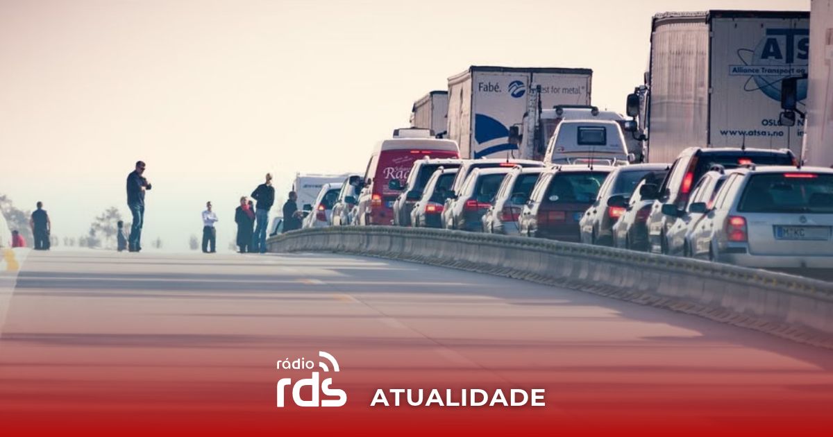 Agentes da GNR fiscalizam a velocidade numa estrada nacional