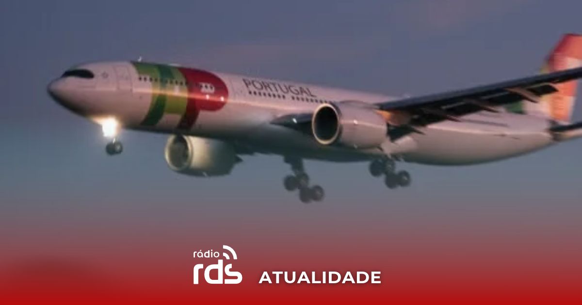 Avião da TAP Air Portugal numa pista de aeroporto