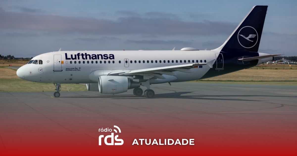 Avião da Lufthansa numa pista de aeroporto