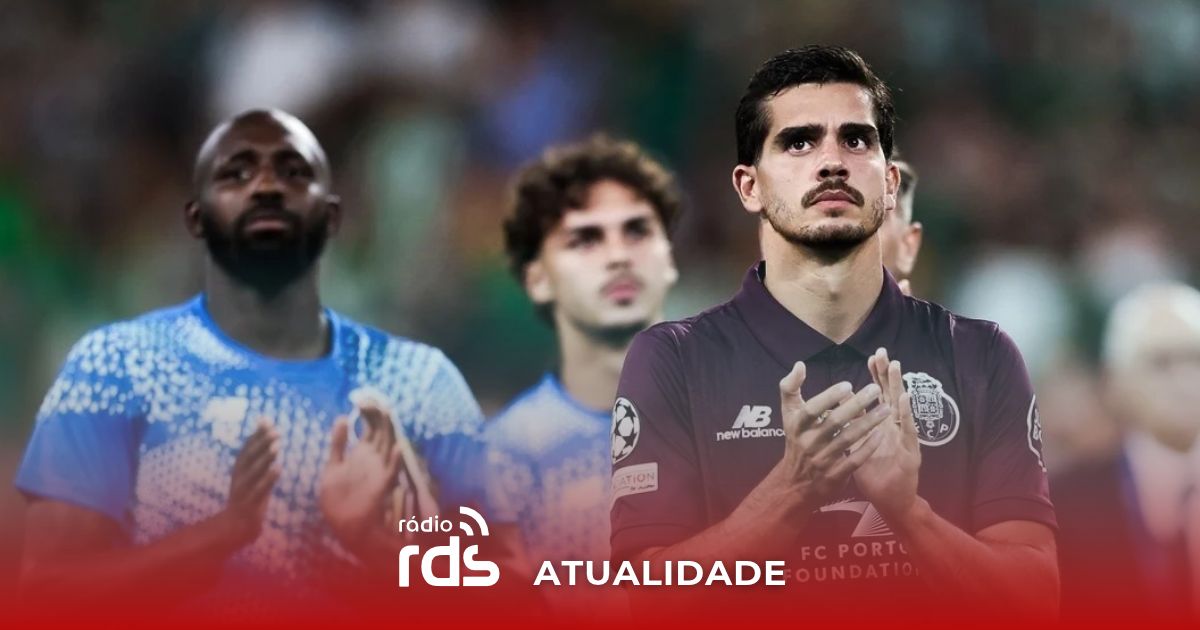 Jogadores do FC Porto a agradecer aos adeptos presentes no estádio.