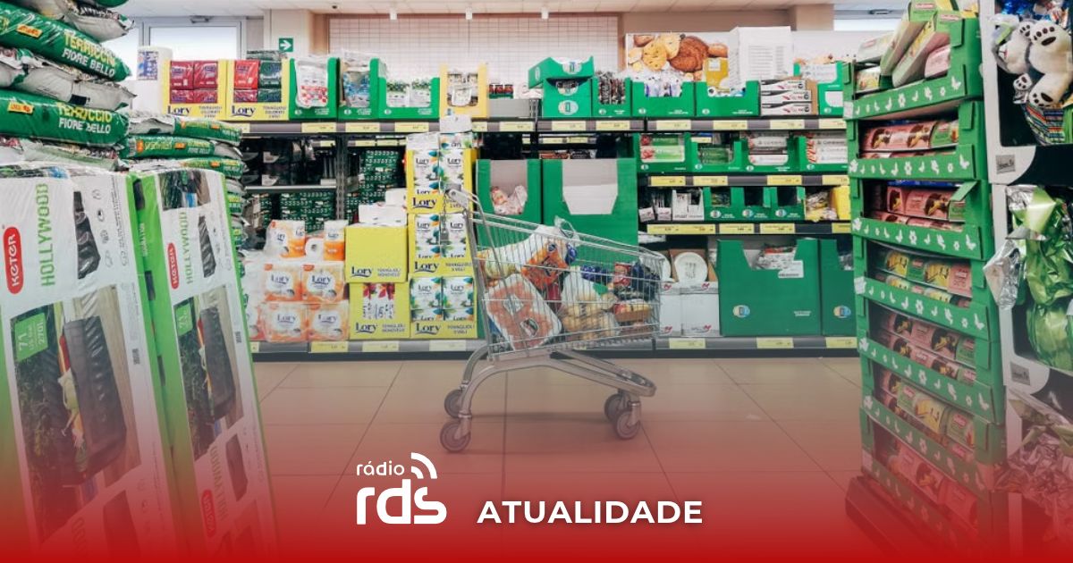 Carrinho de supermercado com produtos alimentares