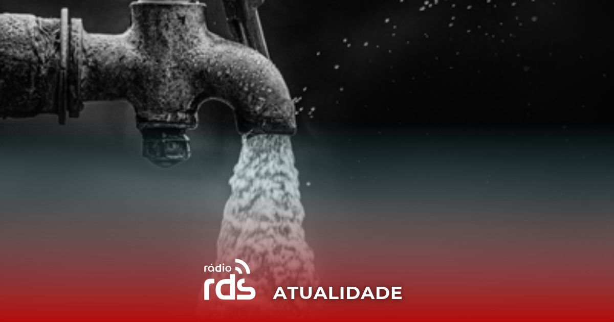 Torneira de água aberta, simbolizando a crise de abastecimento em Almada