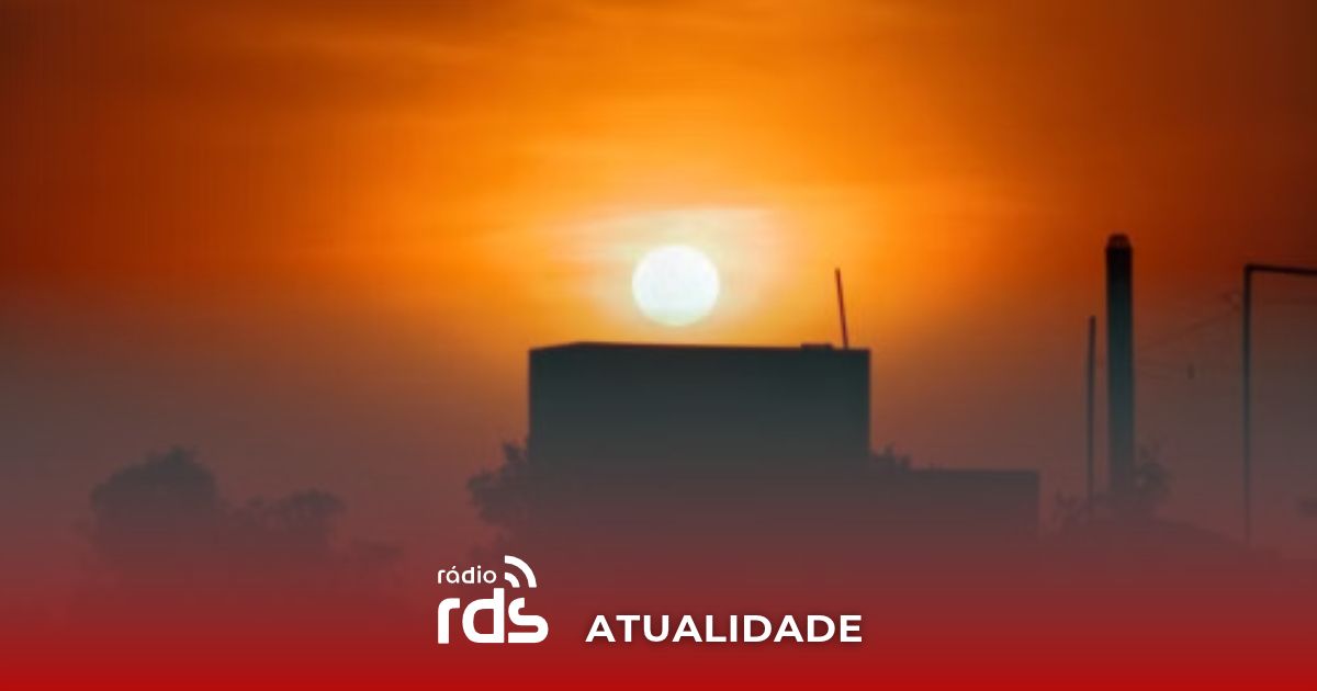 Termómetro e paisagem seca ilustrando o calor extremo do verão de 2026 em Portugal