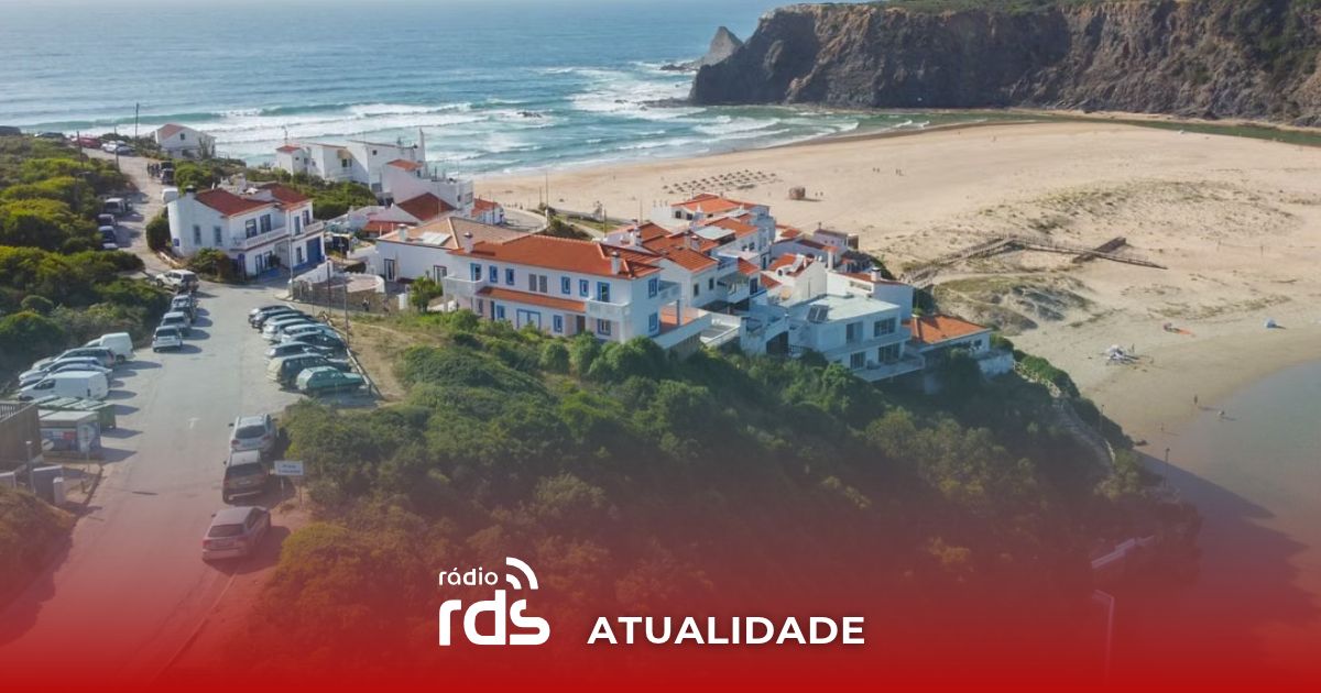 Vista aérea de casas e urbanizações no litoral algarvio