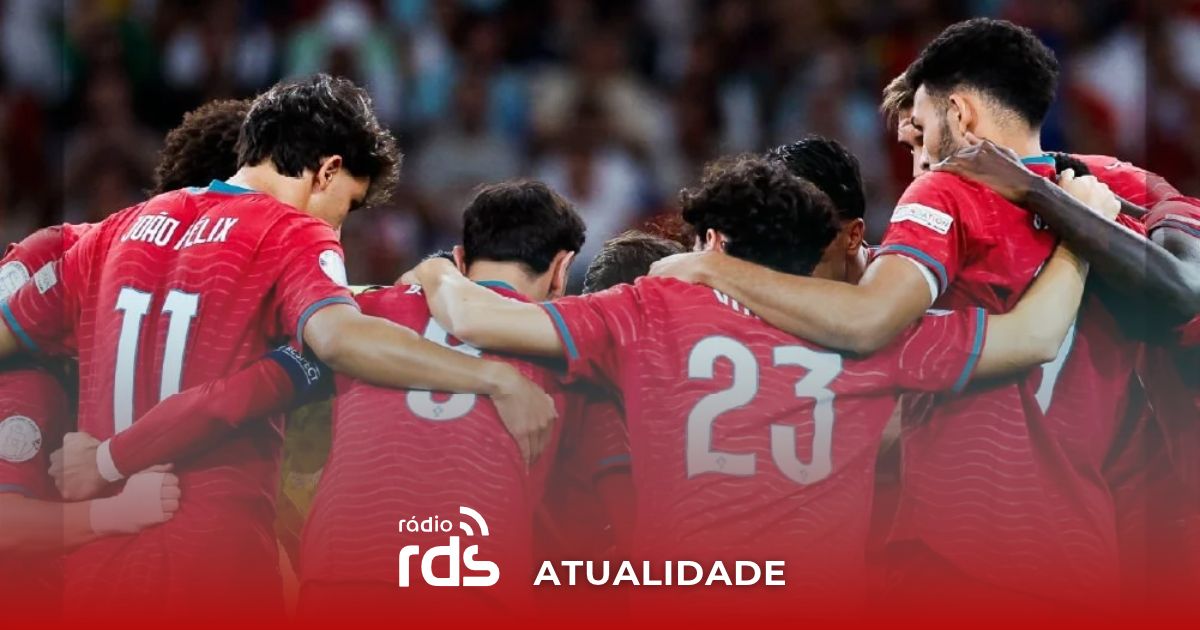 Jogadores da Seleção Nacional abraçados em círculo, com a legenda "Portugal qualificado, quartos de final da Liga das Nações
