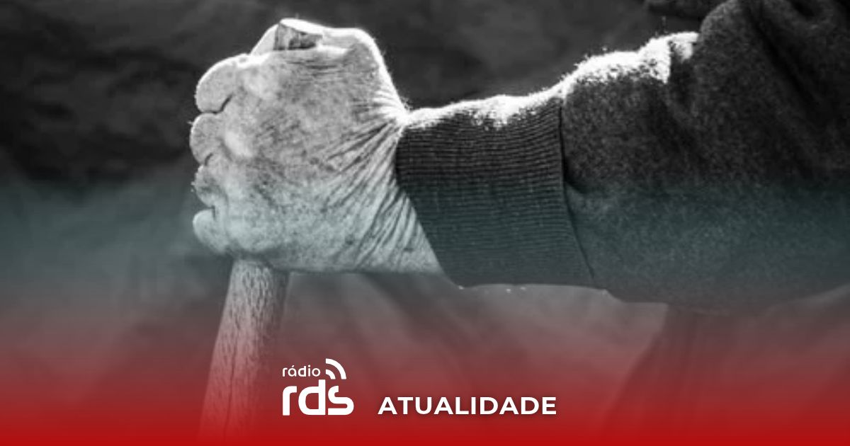 Agente da PSP a conversar com uma pessoa idosa num centro de dia