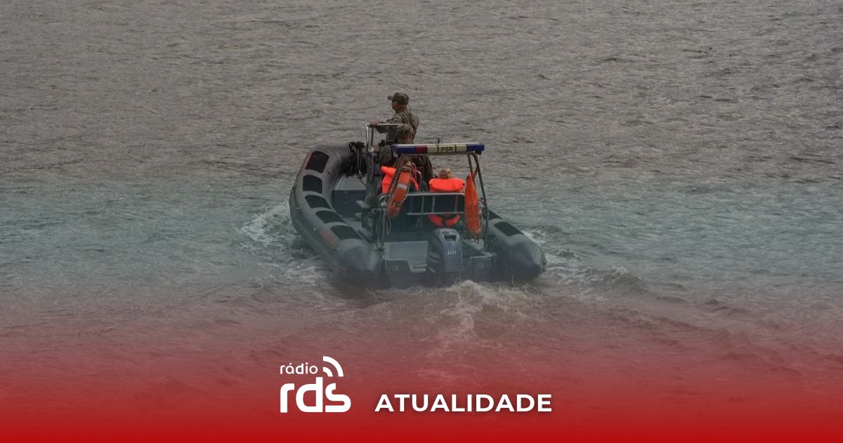 Viatura da GNR junto à costa durante uma operação de vigilância marítima