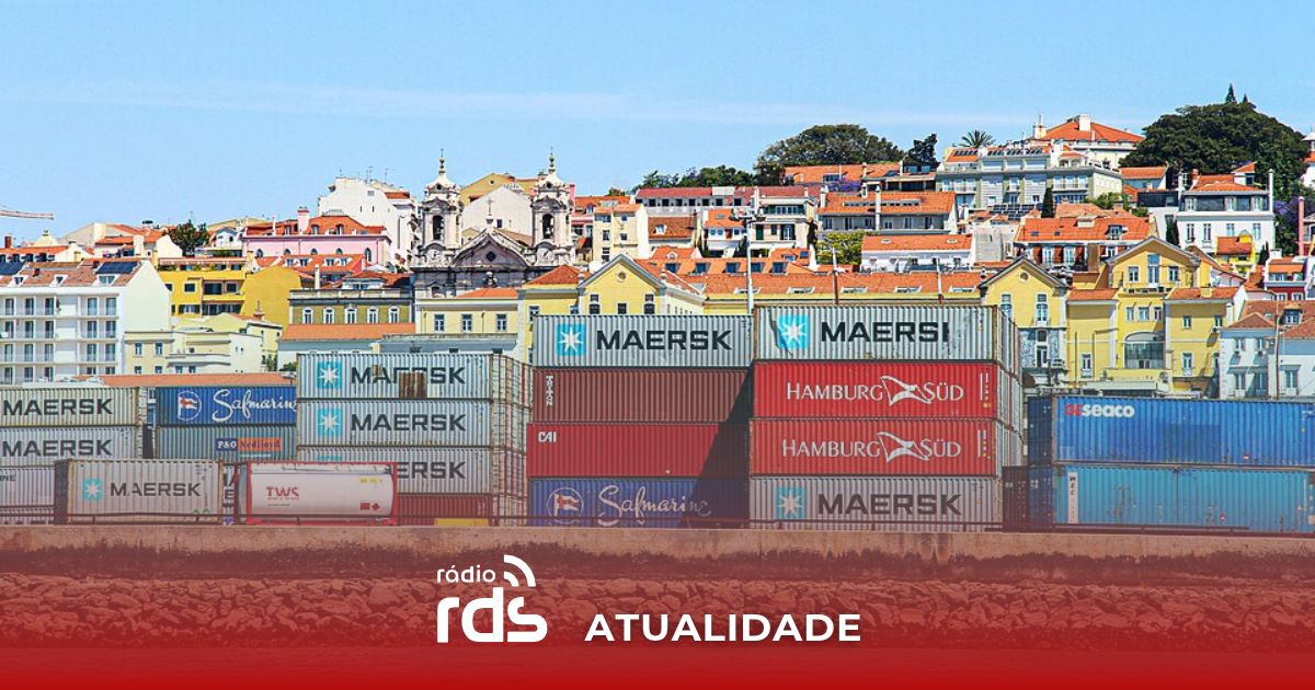 Vista das instalações portuárias e marítimas no estuário do Rio Tejo.