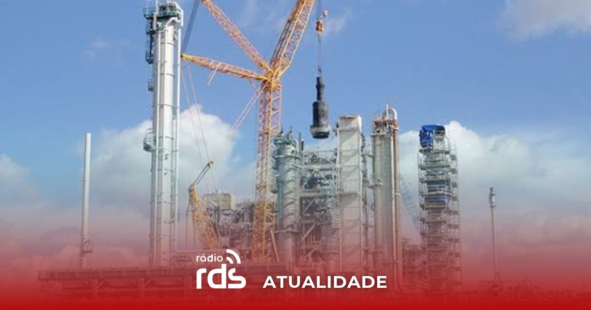 Vista das torres e estruturas metálicas de processamento industrial de uma refinaria.
