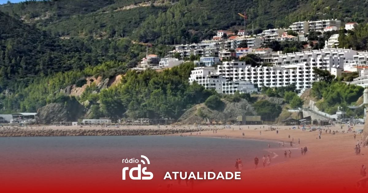 Vista geral de uma praia em sesimbra
