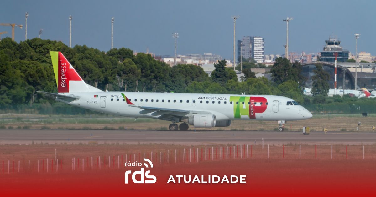 Avião comercial da TAP preparado na pista de um aeroporto.