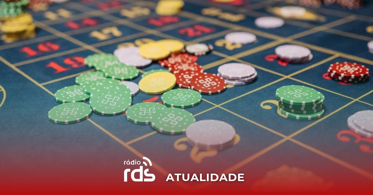 Vista para uma mesa de jogos de apostas